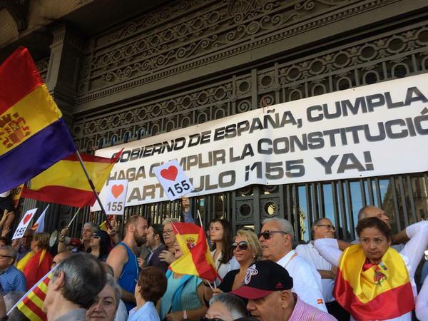 Anhänger des rechtskonservativen Ministerpräsidenten Rajoys am Sonntag: Sie fordern, Verfassungsparagraf 155 anzuwenden - damit könnte Katalonien von Madrid zwangsverwaltet werden.