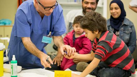 Die Gesundheitsversorgung von Asylbewerbern - hier eine syrische Familie bei der Impfung im Lageso in Berlin - ist nicht aufwendiger als bei deutschen Patienten, sagt Ärztepräsident Frank-Ulrich Montgomery.