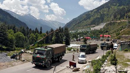 Die Truppentransporter der indischen Armee fahren in die Provinz Kashmir.