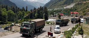 Die Truppentransporter der indischen Armee fahren in die Provinz Kashmir.