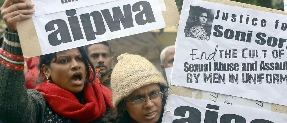 Demonstranten fordern am Mittwoch von der indischen Regierung härtere Strafen für Vergewaltiger. Die Familie der gestorbenen 23-Jährigen verkündete derweil, sie wolle die Täter "hängen sehen".