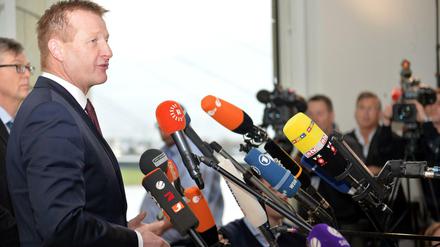 Der nordrhein-westfälische Innenminister Ralf Jäger (SPD) gibt in Düsseldorf (Nordrhein-Westfalen) nach der Ausschusssitzung ein Statement zu den Übergriffen in Köln ab. 