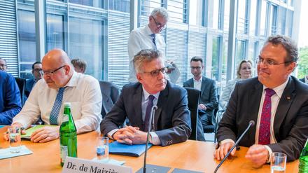 Peter Altmaier (CSU) und Thomas de Maizière (CDU) bei einer Sondersitzung des Innenausschusses des Bundestags. 
