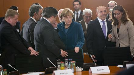 Gipfelteilnehmer mit Kanzlerin (Mitte), links die Integrationsbeauftragte Özoguz.