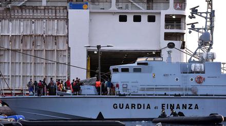 Mindestens sieben Hilfsschiffe seien an den Rettungsaktionen beteiligt, teilte die italienische Küstenwache mit.