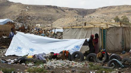 Zwischen Müll und Autoreifen stehen notdürftig errichteten Zelte für Binnenflüchtlinge im nordjemenitischen Amran. Sie sind vor den Kämpfen zwischen den jemenitischen Streitkräften und den Huthi-Rebellen geflohen. 