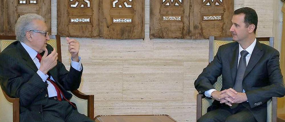 Der UN-Sonderbeauftragte Lakhdar Brahimi beim Gespräch mit Syriens Präsident Baschar al-Assad.