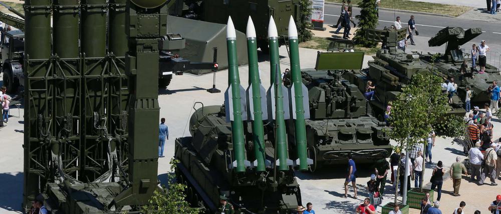 Besucher der Rüstungsmesse 'ARMY-2015' schauen sich 2015 in Kubinka, Russland, russische Raketenwerfen und Luftabwehrraketen an.