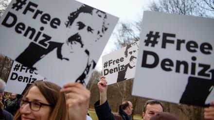 In Deutschland demonstrieren zahlreiche Menschen für die Freilassung von Deniz Yücel, der in türkischer Untersuchungshaft sitzt. 
