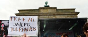 Demonstration in Berlin vor dem Brandenburger Tor beim Internationalen Tag der Pressefreiheit 2017. 