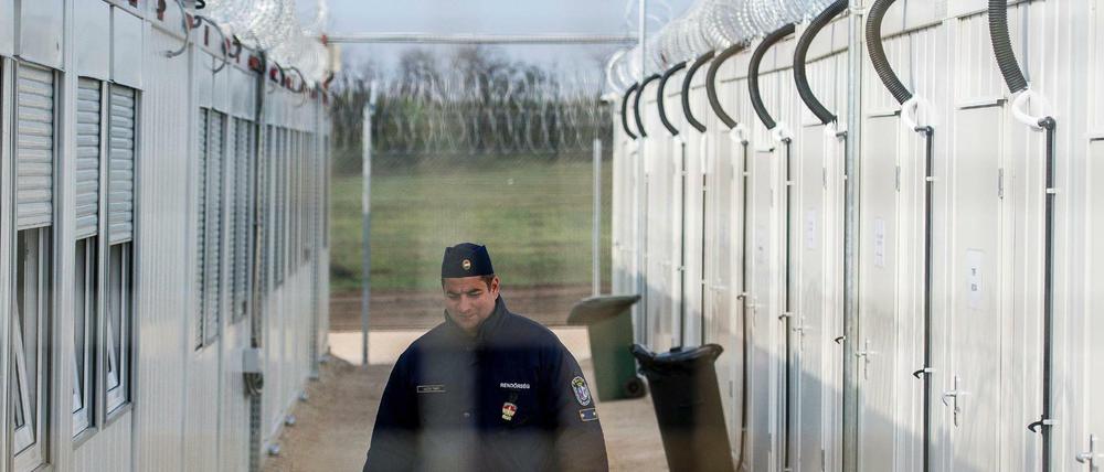 Ein ungarischer Polizist patrouilliert durch das neue Internierungslager für Asylsuchende an der Grenze zu Serbien. 