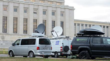 Fernsehübertragungswagen parken vor dem UN-Gebäude in Genf, in dem am Freitag die Syrien-Friedensgespräche begonnen haben. 