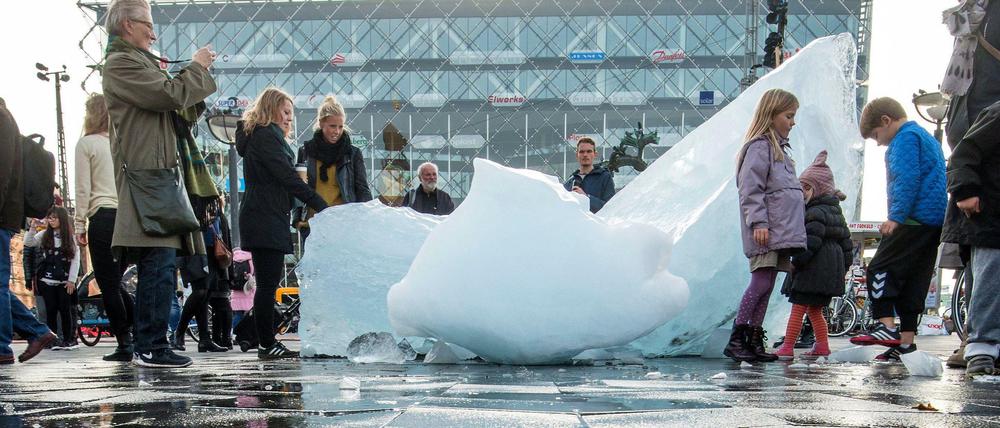 Das Eis schmilzt. Um darauf aufmerksam zu machen, legte Olafur Eliassons große Blöcke des grönländischen Eisschildes vor das Kopenhagener Rathaus.