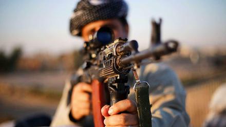 Ein Peschmerga-Kämpfer im Irak. Die Kurden haben mit einer Offensive gegen IS begonnen.