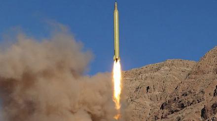 Das von den Streitkräften der Iranischen Revolutionsgarde herausgegebene Foto zeigt den Start einer iranischen Langstreckenrakete. 