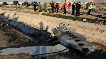 Trümmerteile der ukrainischen Passagiermaschine liegen im Iran am Absturzort.