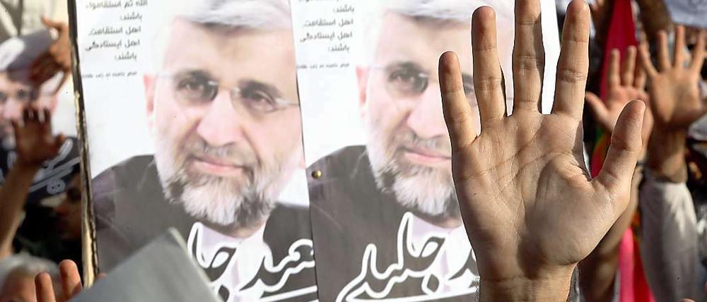 Anhänger von Saeed Jalili halten in Teheran Plakate des des iranischen Präsidentschaftskandidaten in die Luft.
