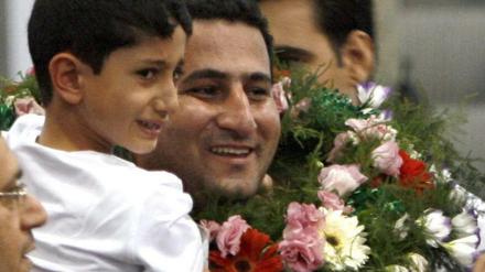 Am 15. Juli 2010 wird Shahram Amiri am Flughafen von Teheran von seiner Familie empfangen. Jetzt soll er hingerichtet worden sein. 