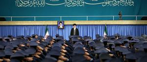 Irans Revolutionsführer Ali Chamenei vor Militärkommandeuren.