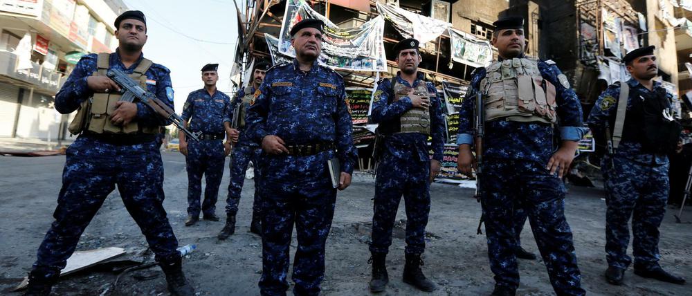 Irakische Sicherheitskräfte riegeln den Ort des Attentats in der vergangenen Woche ab. Am Dienstag ist eine weitere Autobombe in einem Vorort Bagdads explodiert. 