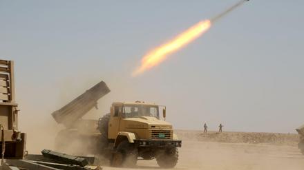 Irakische Soldaten feuern eine Rakete auf eine Stellung des "Islamischen Staats" (IS) ab.