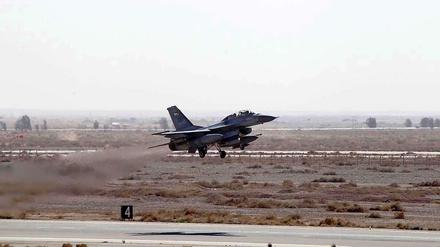 Eine Maschine der jordanischen Luftwaffe startet zu einem Einsatz gegen die Terrormiliz "Islamischer Staat" (IS).