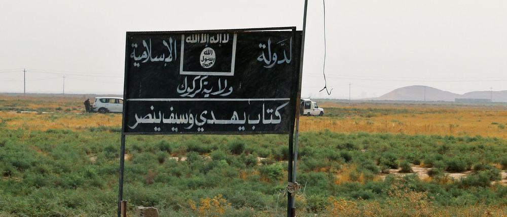 Die von der Fahne gehen. Immer mehr IS-Kämpfer verlassen die Terrormiliz.