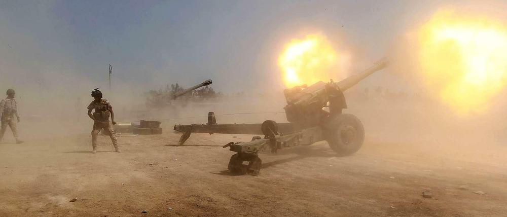 Irakische Truppen feuern auf Stellungen des "Islamischen Staats" (IS).