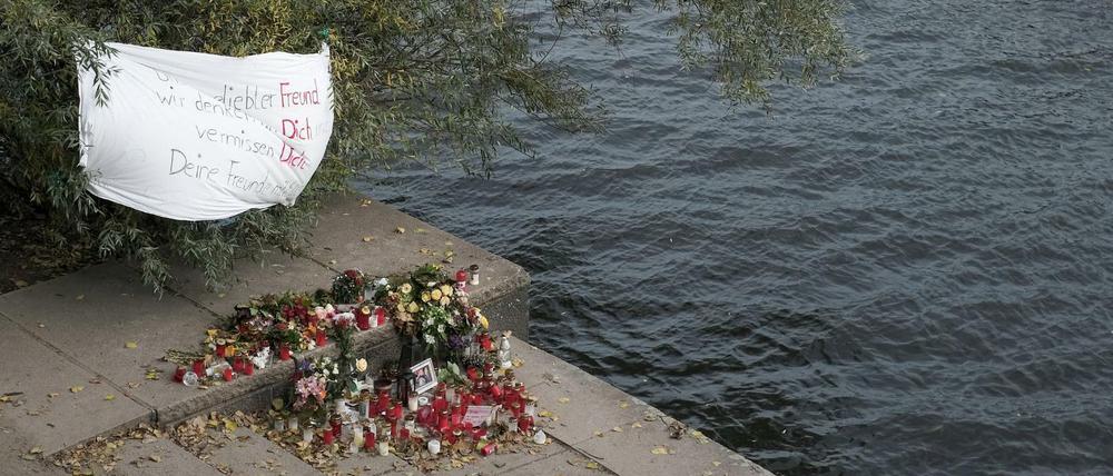 Die Kennedybrücke in Hamburg an der mit Kerzen dekorierten Stelle, an der im Oktober ein 16-Jähriger ermordet wurde.