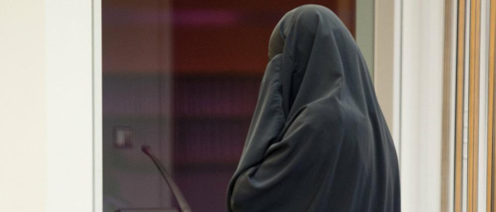 Die Angeklagte Karolina R. steht im Oberlandesgericht Düsseldorf im Gerichtssaal. Wegen Unterstützung der Terrororganisation Islamischer Staat hat das Düsseldorfer Oberlandesgericht eine Frau und einen Mann verurteilt. 