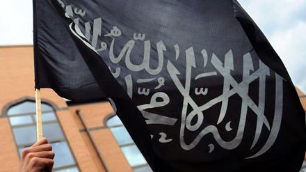 Die Schahada auf schwarzem Grund wird von der Terrormiliz Islamischer Staat (IS) verwendet.