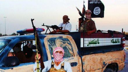 Vermummte Anhänger der Extremistengruppe Islamischer Staat im Irak und in Syrien (Isis) im Irak.