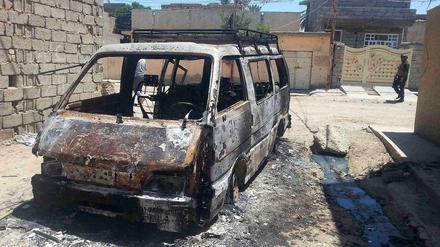 Ein bei Kämpfen zwischen der Isis-Miliz und irakischen Sicherheitskräften ausgebranntes Auto. Die Dschihadisten sind weiter auf dem Vormarsch. 