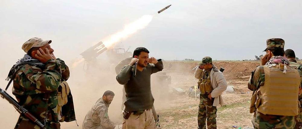Vorsicht, es wird laut: Irakische Soldaten feuern Raketen auf Stellungen des IS bei Tikrit.