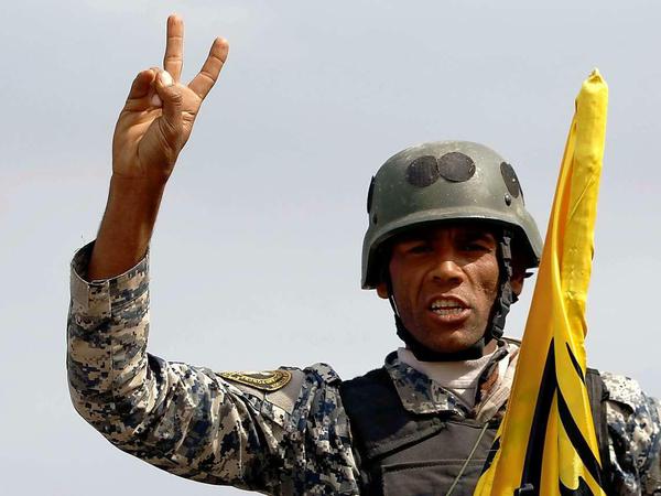 Kampf gegen den Terror: ein Soldat des irakischen Militärs in Siegerpose. 