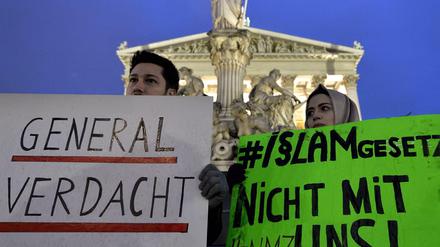 Vor Österreichs Parlament in Wien protestierten Muslime am Dienstag, dem Vorabend der Abstimmung über das neue Islamgesetz.