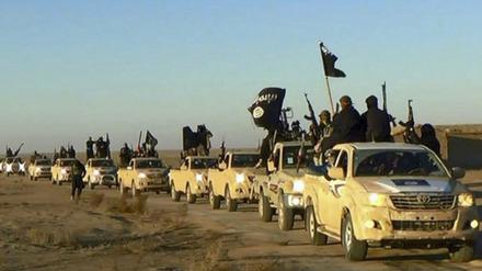 Das undatierte Foto zeigt einen Fahrzeugkonvoi mit Mitgliedern der Terrormiliz Islamischer Staat (IS), auf dem Weg von Rakka (Syrien) in den Irak. 