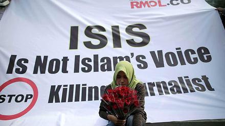 Viele Muslime demonstrieren gegen die Terrormiliz der IS.