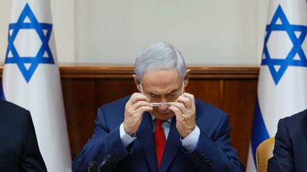 Den israelischen Ministerpräsidenten Benjamin Netanjahu bringen die Ermittlungen gegen ihn in Bedrängnis.