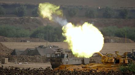 Ein Artilleriegeschütz der israelischen Streitkräfte feuert auf Ziele im Gazastreifen.