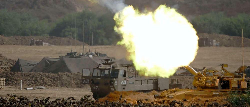 Ein Artilleriegeschütz der israelischen Streitkräfte feuert auf Ziele im Gazastreifen.
