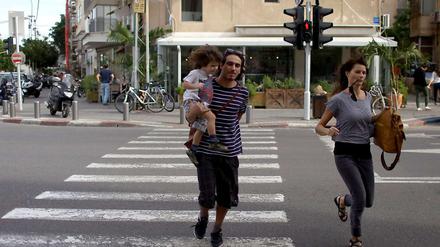 Bombenalarm: Eine junge israelische Familie bringt sich in Tel Aviv in Sicherheit. 