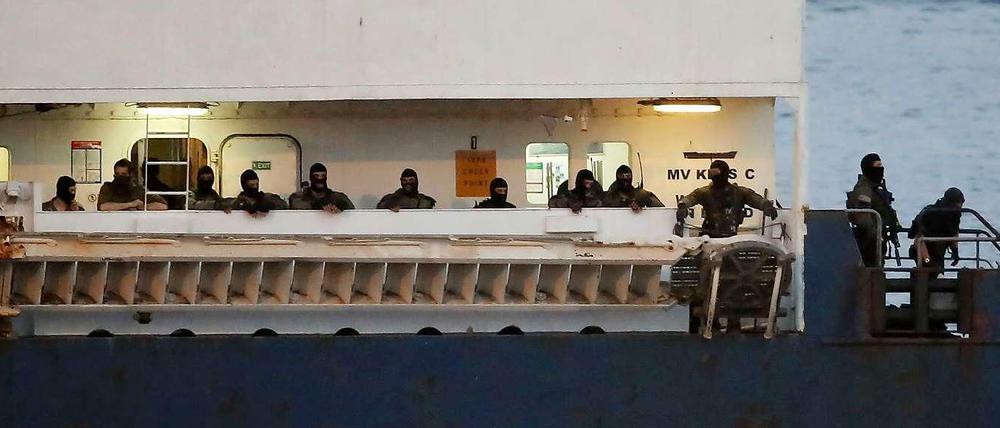Israelische Streitkräfte durchsuchen vermummt den Frachter nach Waffen und wurden fündig.