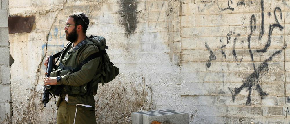 Ein israelischer Soldat in der Nähe des Checkpoints Bet Forek, unweit von Nablus, wo zwei israelische Siedler erschossen wurden.