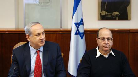 enjamin Netanjahu Mosche Jaalon (rechts).
