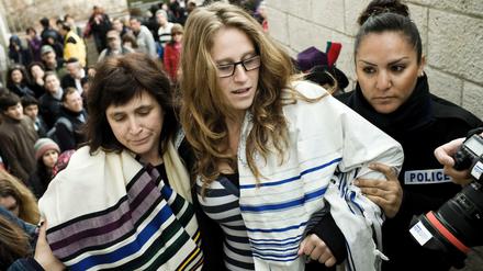 Rabbinerin Susan Silverman (links) und ihre Tochter Hallel Abramowitz (Mitte) bei ihrer Festnahme im Februar 2013 an der Klagemauer in Jerusalem. Sie wollten als Frauen dort ungehindert mit Gebetsschal beten und singen. 