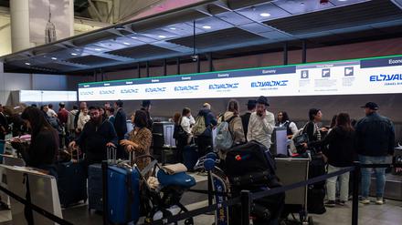 Menschen checken am 14. Oktober 2023 in New York City am Terminal 4 des Flughafens JFK für einen Flug nach Tel Aviv ein (Symbolbild).