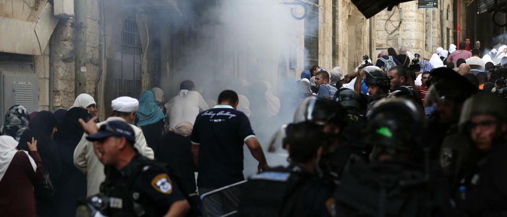 Mit Tränengas versuchten die israelischen Sicherheitskräfte am Sonntag, die Kontrahenten in der Altstadt von Jerusalem auseinander zu treiben. 