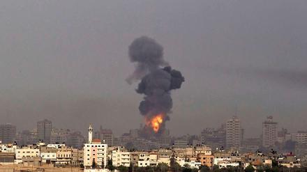 Feuer nach einem israelischen Luftangriff im nördlichen Gazastreifen.