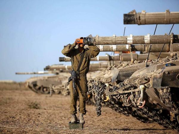 In Stellung: Israelische Panzer an der Grenze zum Gazastreifen während der dreitätigen Waffenruhe.